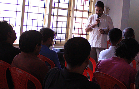 Niranjan Sharma of Design & People introduces Prof Kirti K Trivedi of Industrial Design Centre, Indian Institute of Technology Bombay during his lecture on 'Sustainable Life For All' organised by Design & People. (Photo: Prince Prabhakaran)