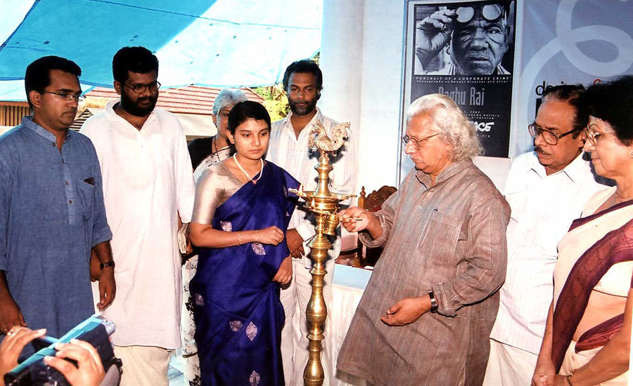 Unlike other ceremonies, a lamp was lit by eminent filmmaker Shri Adoor Gopalakrishnan in memory of those who died in the 1984 Bhopal gas tragedy. (L to R) Suku Dass and Sethu Das (Co-founders, Design & People); Shri Ganesh Nochur (Greenpeace), Shri KL Mohanavarma (Novelist) and Smt Leela Menon (Journalist).