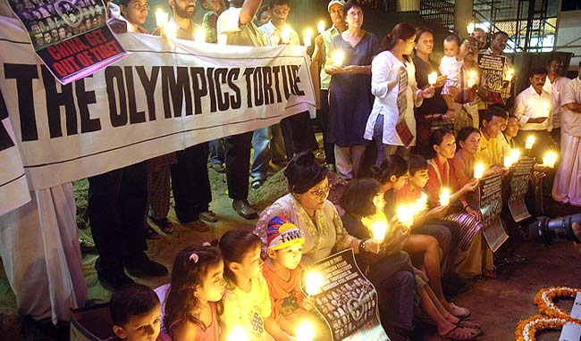 Light of Hope: A Candle Light Vigil organised jointly by Design & People and Friends of Tibet in association with Human Rights Law Network, Periyar Riverkeeper, Kashi, Samajwadi Jana Parishad, Swadeshi Jagran Manch and World Tibet Day Foundation at Ernakulam, Kerala on April 17, 2008 to protest the �Olympics Torch of Shame�. (Photo: Johnson Chirayathu/Madhyaman)