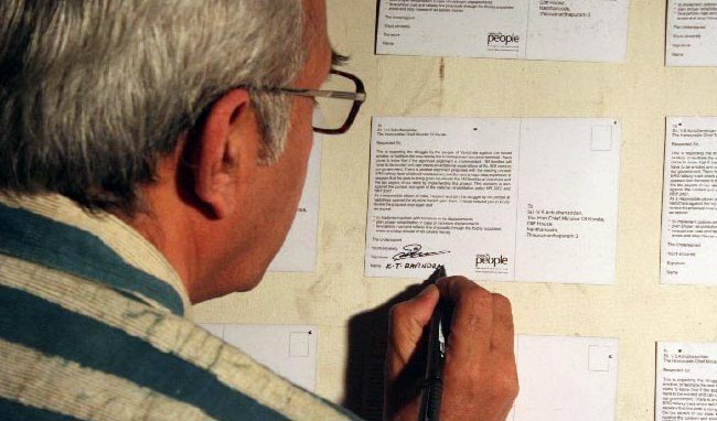 Creative Resistance: Shri KT Ravindran (Head of Department, Urban Design, School of Planning and Architecture, New Delhi) inaugurating the Save Vaduthala Signature Campaign organised by Design & People at Edappally on December 29, 2007.